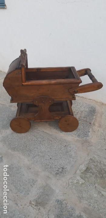 Antig&uuml;edades: Carro de mu&ntilde;ecas de madera - Foto 2