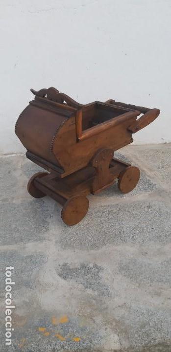 Antig&uuml;edades: Carro de mu&ntilde;ecas de madera - Foto 1
