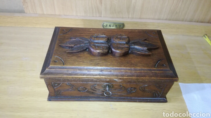 Antig&uuml;edades: Caja tallada de madera de roble - Foto 1