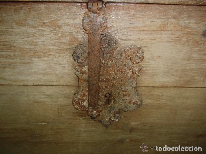 Antig&uuml;edades: Arcon de pino - Foto 2