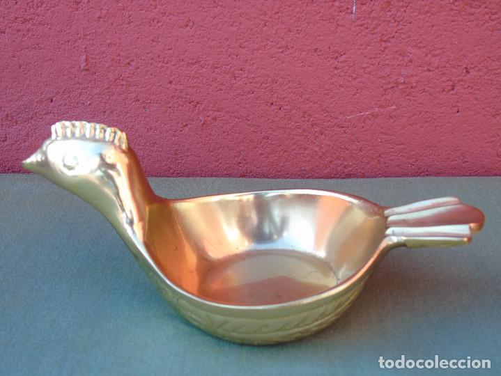 Antig&uuml;edades: PEQUE&Ntilde;O CENTRO DE MESA DE BRONCE. FIGURA DE POLLO. - Foto 2