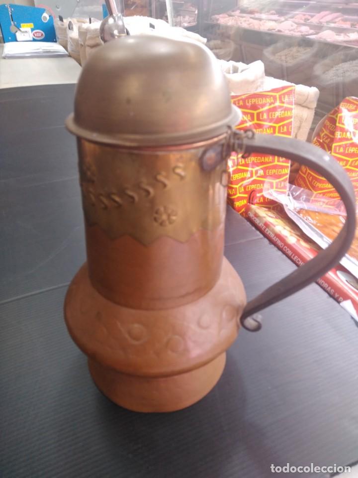 Antig&uuml;edades: Antigua chocolatera de laton - Foto 2