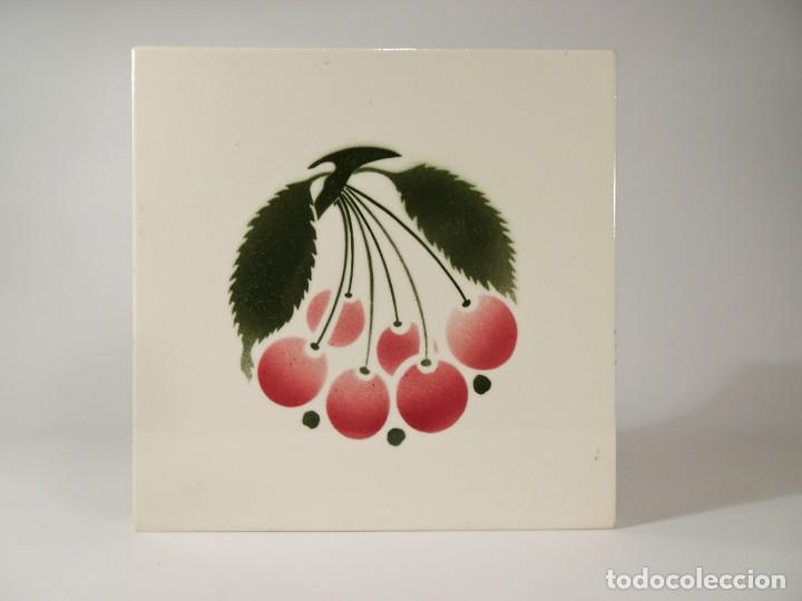 Antig&uuml;edades: Azulejo cerezas Art Deco - Foto 1