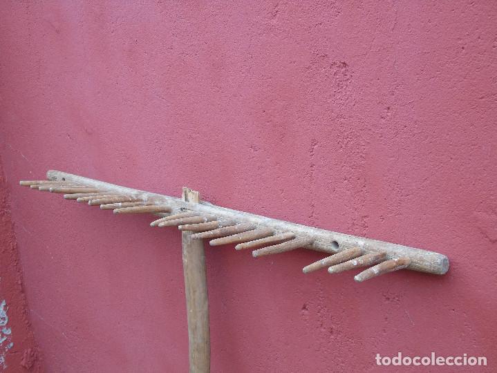 Antig&uuml;edades: ANTIGUO RASTRILLO DE MADERA. - Foto 2