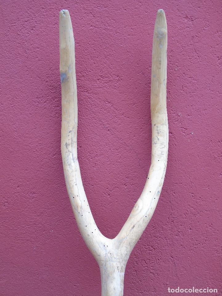 Antig&uuml;edades: ANTIGUA HORCA DE MADERA. DOS DIENTES. - Foto 2