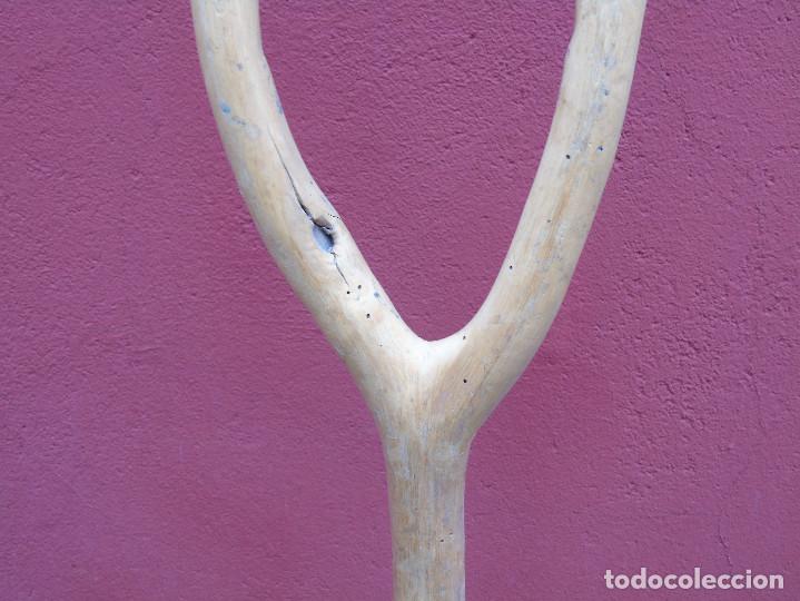 Antig&uuml;edades: ANTIGUA HORCA DE MADERA. DOS DIENTES. - Foto 6