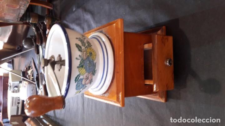 Antig&uuml;edades: molino , molinillo antiguo y manual de cafe - Foto 2
