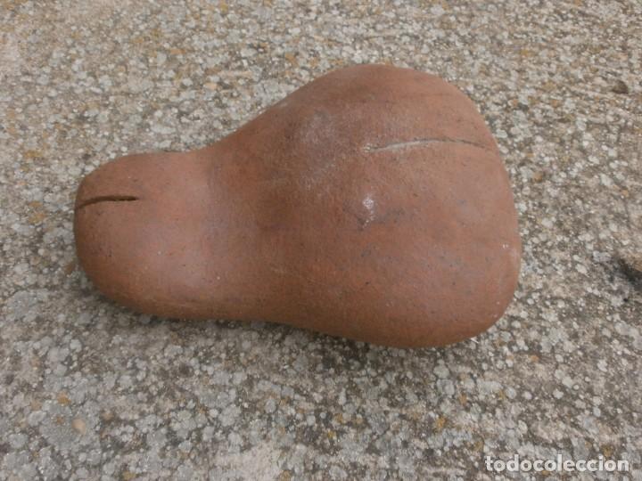 Antiques: Escultura en barro Lengua grande medida 23 X 17 cm. altura 8 cm. sin firma.