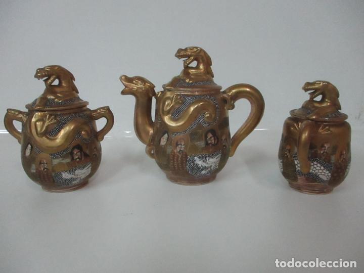 Antigüedades: Antiguo Juego de Café - Porcelana Oriental - Dorada y con Personajes - Sello en la Base - Foto 16 - 147829934