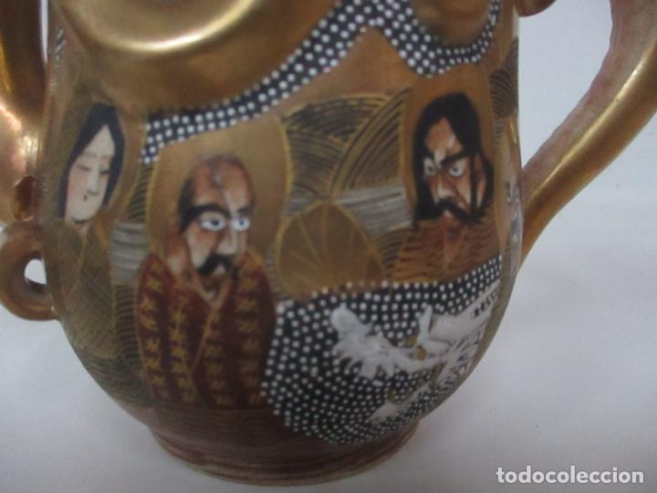 Antigüedades: Antiguo Juego de Café - Porcelana Oriental - Dorada y con Personajes - Sello en la Base - Foto 28 - 147829934