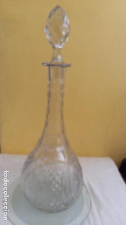 Antig&uuml;edades: Botella de cristal tallado con tap&oacute;n - Foto 1