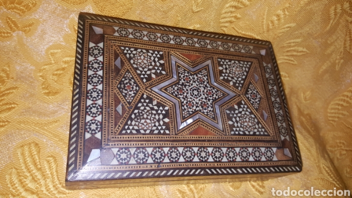 Antig&uuml;edades: CAJA CON DECORACIONES DE INFLUENCIA &Aacute;RABE - Foto 2