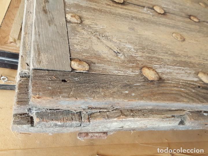 Antig&uuml;edades: Parte de puerta antigua con clavos. - Foto 3