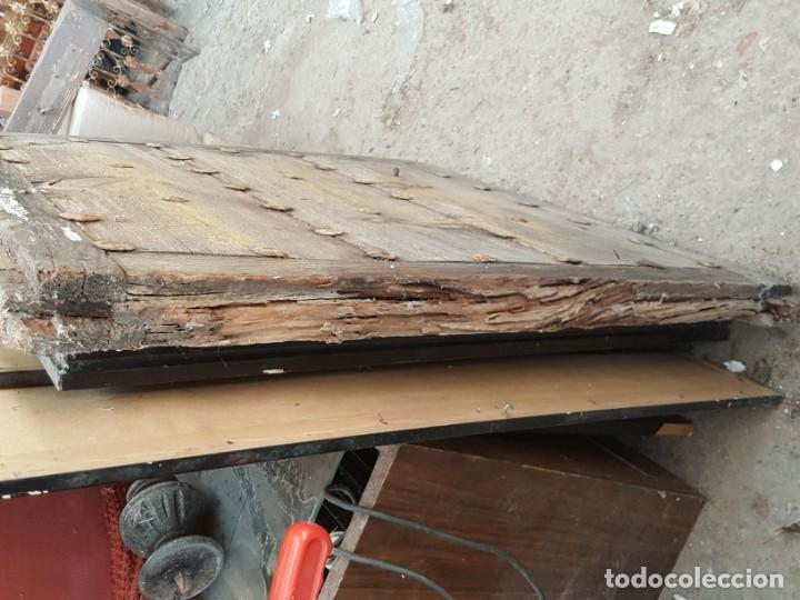 Antig&uuml;edades: Parte de puerta antigua con clavos. - Foto 4