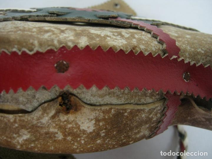 Antig&uuml;edades: Antigua cantimplora de madera forrada - Foto 7