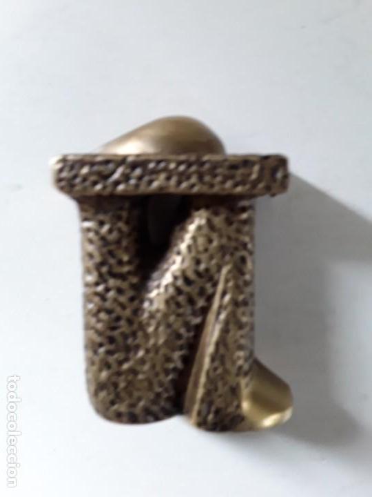 Antiquit&eacute;s: Figura en bronce de personaje sentado acodado en sus rodillas. 7.2 cm x 3.4 cm x 2.8 cm Peso: 571 gr