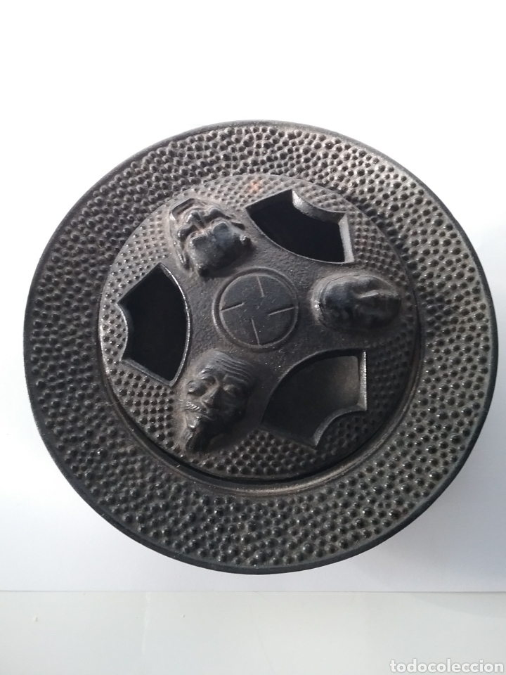 Antiguidades: Quemador de incienso en bronce, oriental y sello en la base.