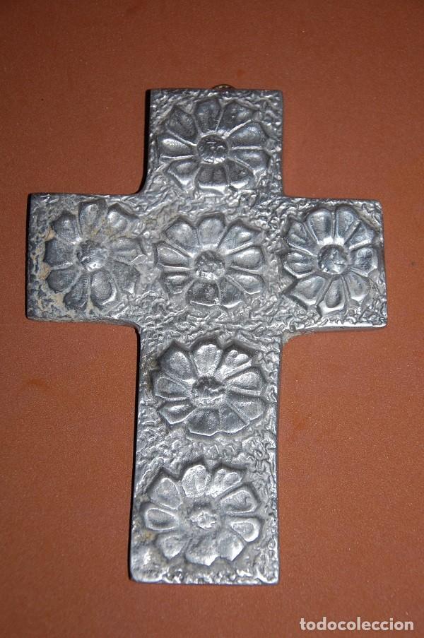 Antig&uuml;edades: CRUZ DE ALUMINIO DECORADA CON ROSAS - Foto 1