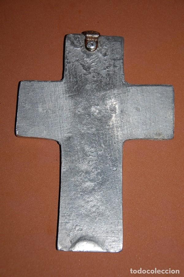 Antig&uuml;edades: CRUZ DE ALUMINIO DECORADA CON ROSAS - Foto 2