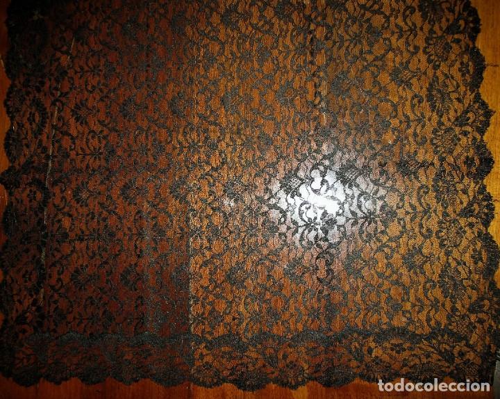 Antig&uuml;edades: FINA MANTILLA RECTANGULAR DE TUL Y SEDA, SIGLO XIX - XX - Foto 5
