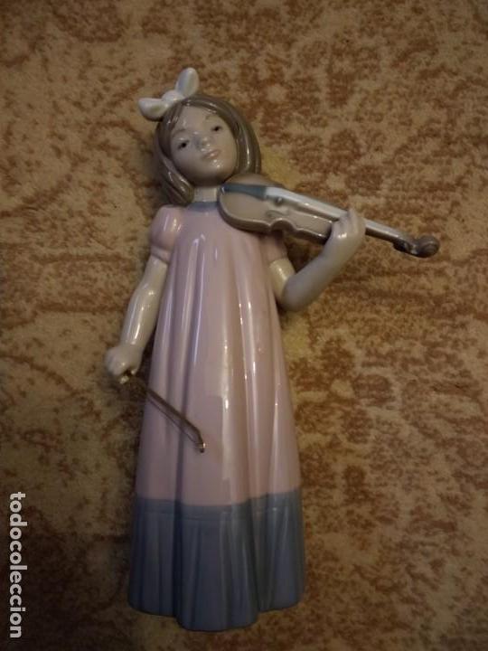 Antig&uuml;edades: Ni&ntilde;a viol&iacute;n Nao Lladro - Foto 1