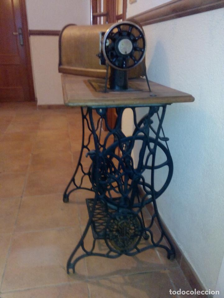 Antig&uuml;edades: Maquina coser Singer - Foto 1