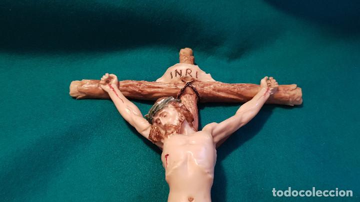 Antig&uuml;edades: CRUCIFIJO EN RESINA COMPACTADA - Foto 2