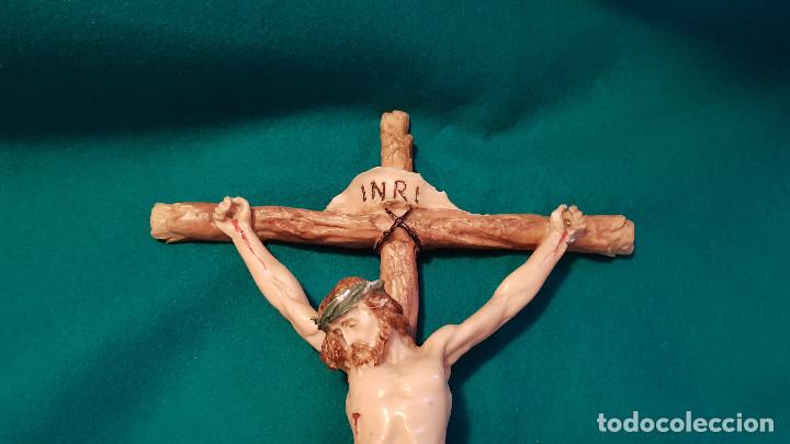 Antig&uuml;edades: CRUCIFIJO EN RESINA COMPACTADA - Foto 3