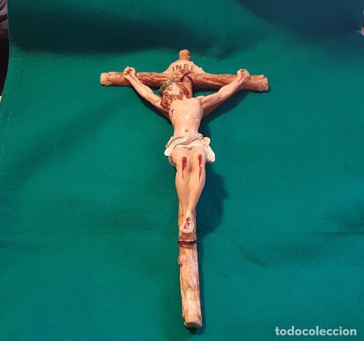 Antig&uuml;edades: CRUCIFIJO EN RESINA COMPACTADA - Foto 5