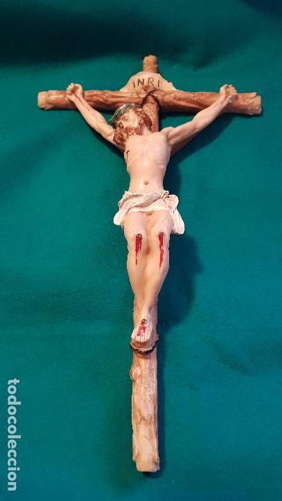 Antig&uuml;edades: CRUCIFIJO EN RESINA COMPACTADA - Foto 1