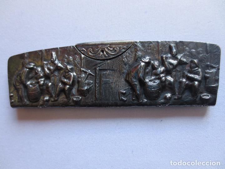 Antig&uuml;edades: BONITO PEINE CON FUNDA EN RELIEVE - Foto 2