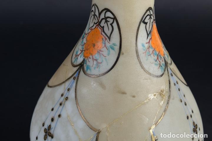 Antig&uuml;edades: Pareja de jarrones en opalina pintada finales siglo XIX - Foto 8