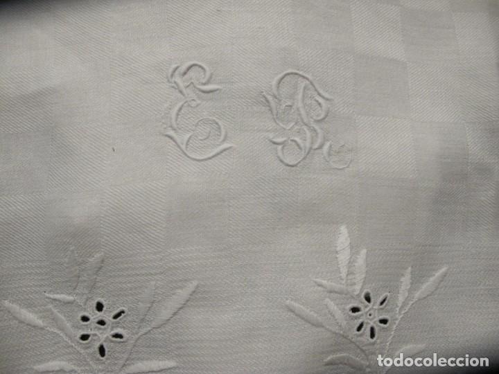 Antig&uuml;edades: SERVILLETAS BORDADAS A REALCE , CON INICIALES E R - Foto 3