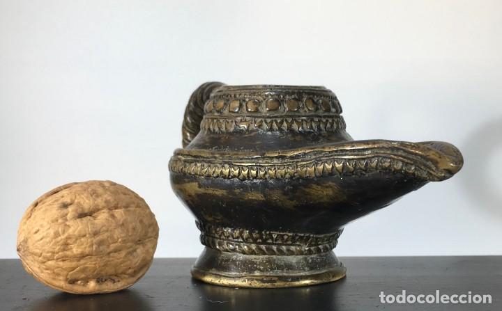 Antig&uuml;edades: L&aacute;mpara de aceite en bronce - Foto 2