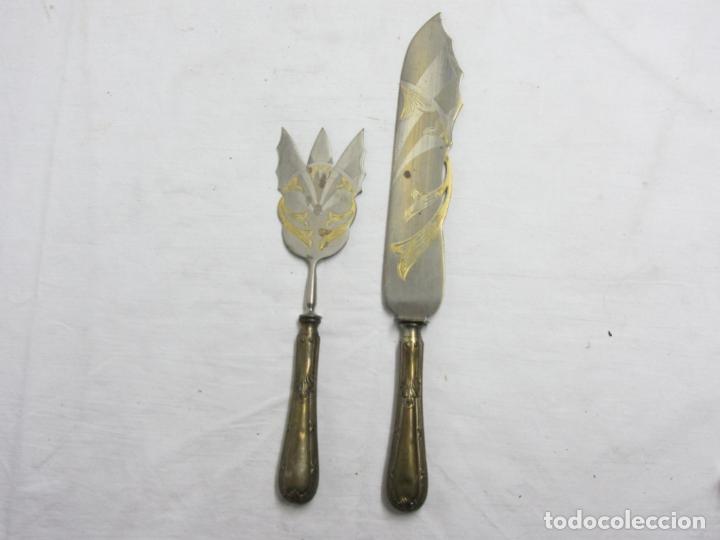 Antig&uuml;edades: cuchillo y pala de servir con dibujos dec&oacute; - Foto 1