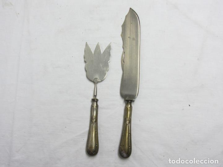 Antig&uuml;edades: cuchillo y pala de servir con dibujos dec&oacute; - Foto 2