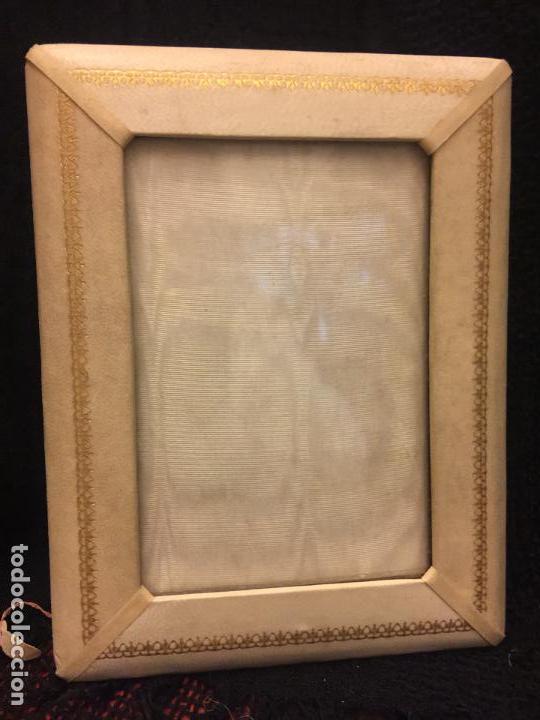 Oggetti Antichi: Precioso marco de fotos en piel o simil.Absolutamente Vintage. En total mide 17x13cms