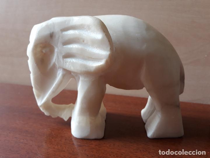 Antiquit&eacute;s: Antiguo elefante tallado en alabastro- 14x10 cms