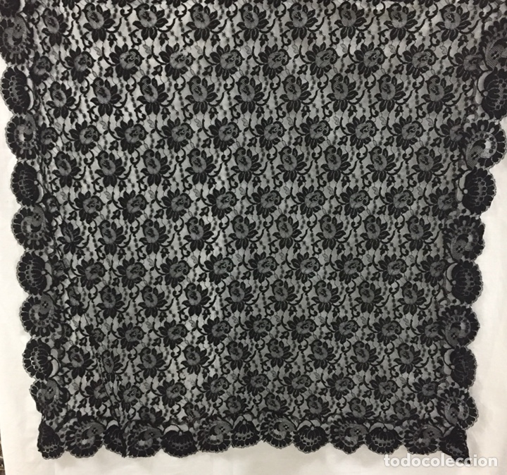 Antig&uuml;edades: Antigua gran mantilla negra - Foto 1