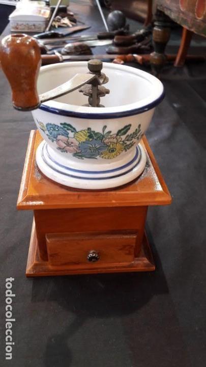 Antiguidades: molino , molinillo antiguo y manual de cafe