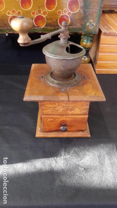 Antiguidades: molino , molinillo antiguo y manual de cafe