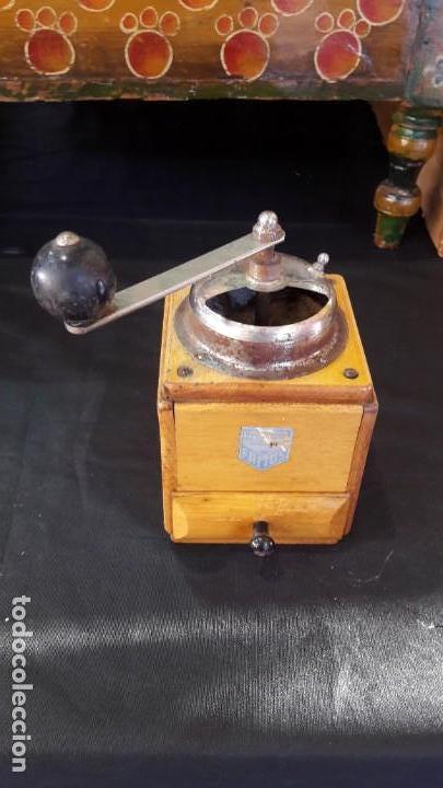 Antiguidades: molino , molinillo antiguo y manual de cafe