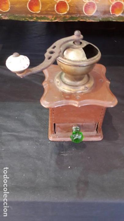 Antiguidades: molino , molinillo antiguo y manual de cafe