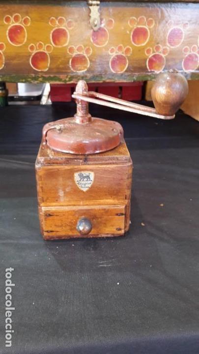 Antiguidades: molino , molinillo antiguo y manual de cafe