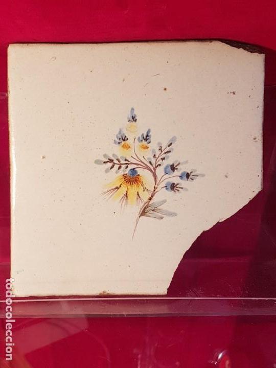 Antig&uuml;edades: Azulejo Valenciano flor - Foto 1