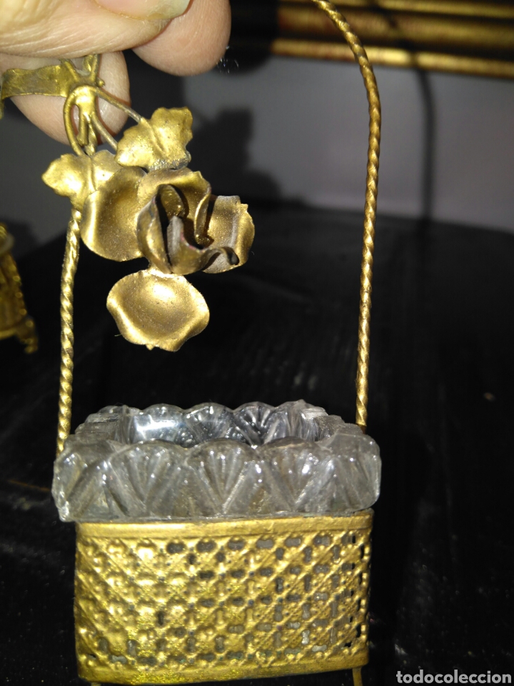 Antiquit&auml;ten: Cestita de miniatura de metal y cristal