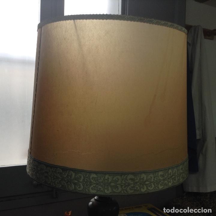 Antig&uuml;edades: Preciosa l&aacute;mpara de mesa con pie de madera - Foto 3