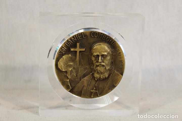 Antig&uuml;edades: medallon san daniel comboni - Foto 1