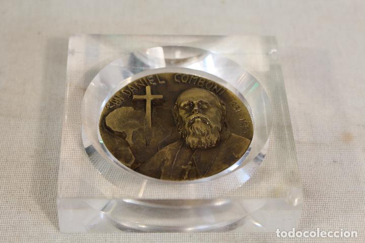 Antig&uuml;edades: medallon san daniel comboni - Foto 3