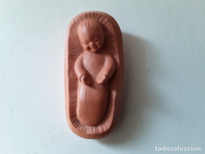 Oggetti Antichi: Ni&ntilde;o, bebe, en cuna. Terracota. Sellado en la base. 9.5 cm x 4.5 cm x 3.5 cm
